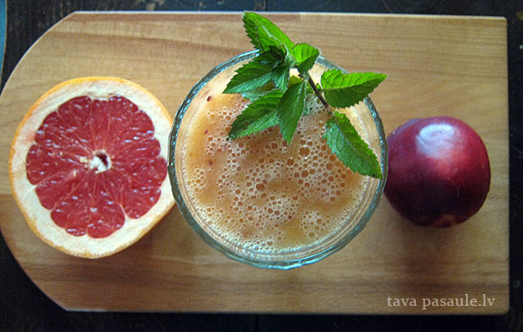 Vasaras kokteiļi: nektarīnu un greipfrūtu kokteilis