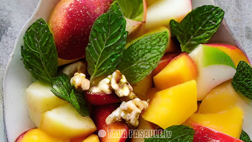 Augļu salāti ar mango un valriekstiem