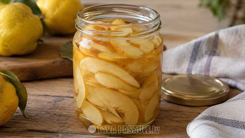 Cidoniju šķēlītes stikla burciņā
