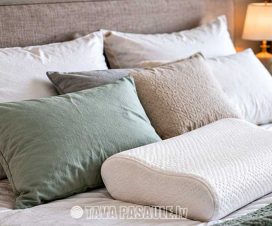 Dažādi spilveni uz gultas – klasisks, kontūrveida un dažāda izmēra spilveni
