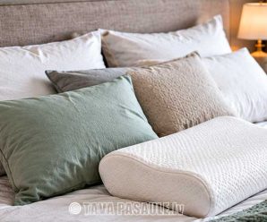 Dažādi spilveni uz gultas – klasisks, kontūrveida un dažāda izmēra spilveni